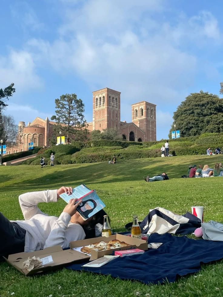 Sinh viên trên khuôn viên UCLA — đại học tại Mỹ